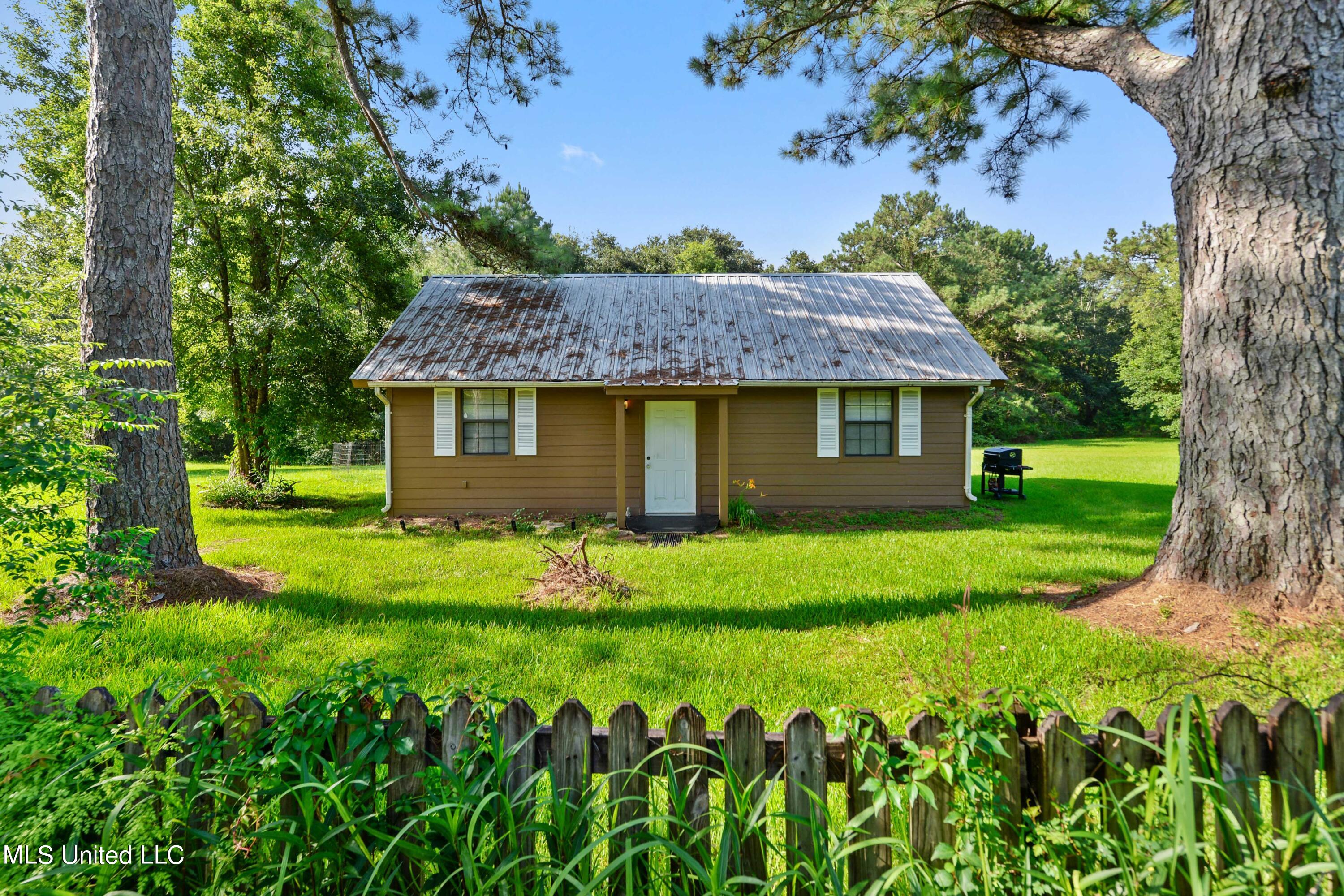 27377 West Dubuisson Road Pass Christian, MS 39571 - Photo 17 of 28 Guest Home