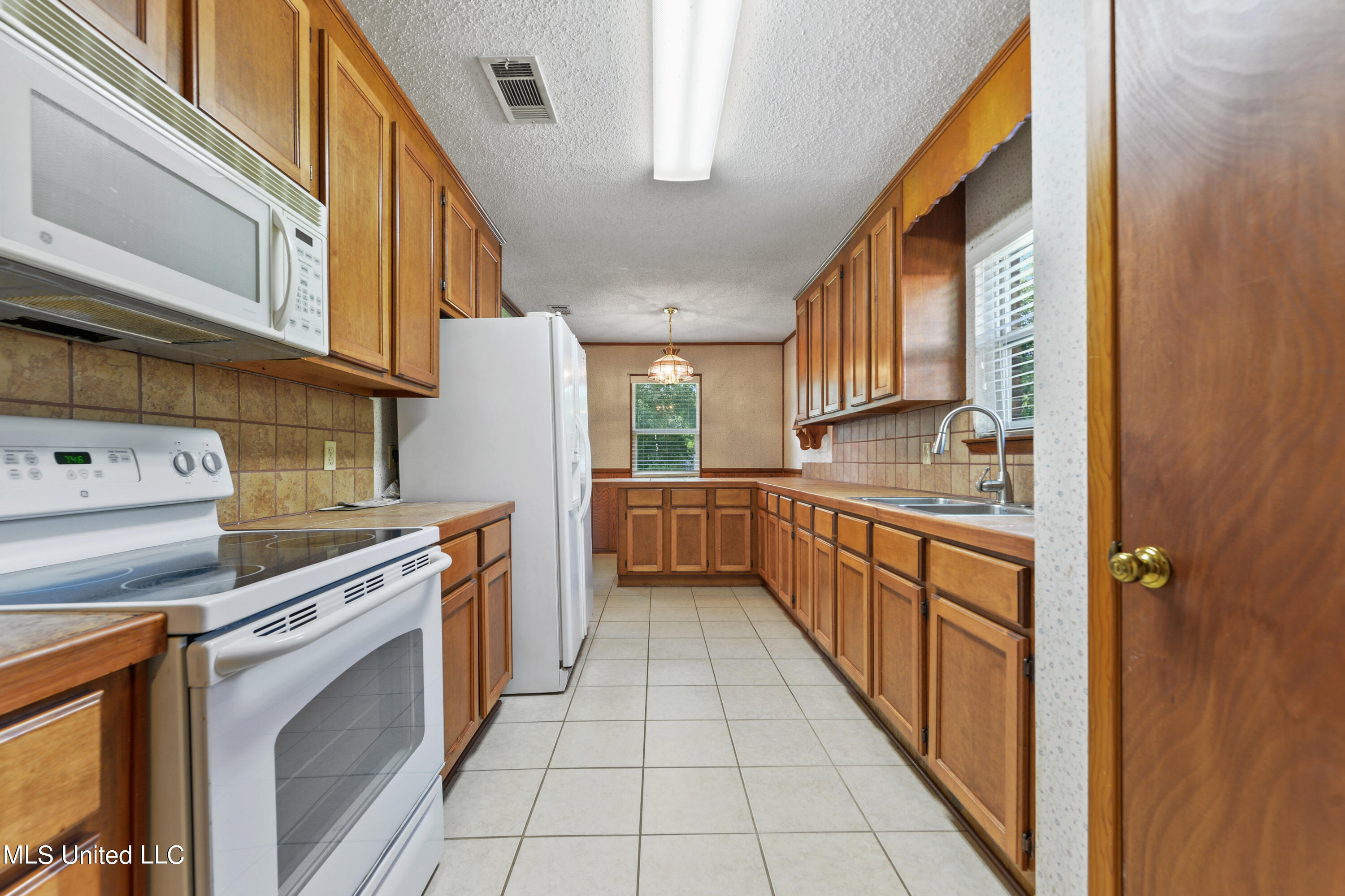 27377 West Dubuisson Road Pass Christian, MS 39571 - Photo 7 of 28 011