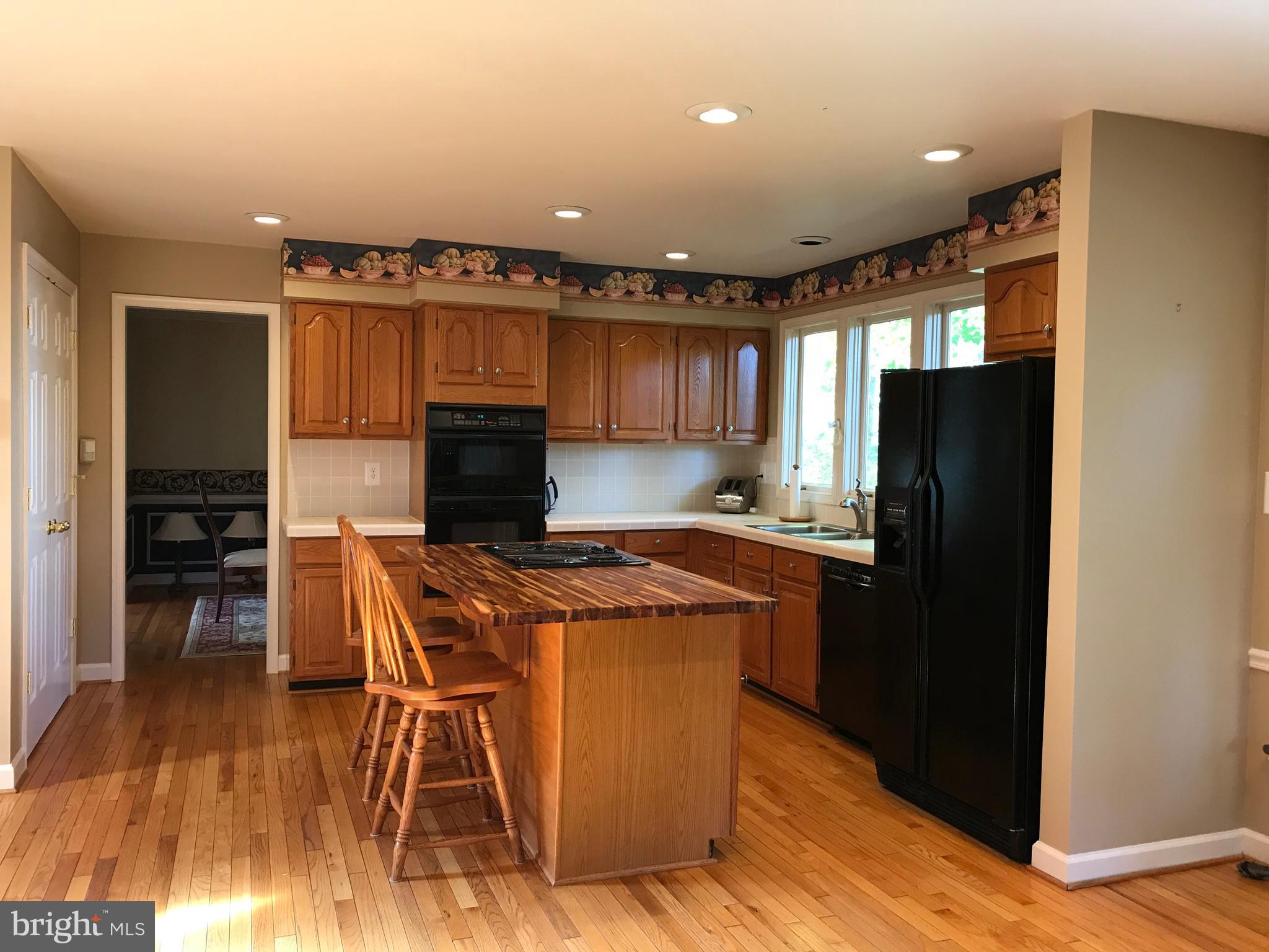 17000 Spates Hill Road Poolesville, MD 20837 - Photo 4 of 45 Light-Filled Kitchen