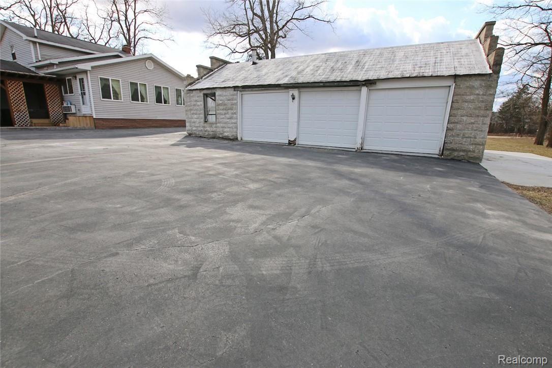 11413 Kipp Road Goodrich, MI 48438 - Photo 42 of 47 42) Garage.jpg