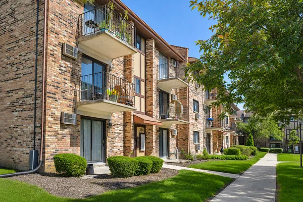 $199,500 | 314 Klein Creek Court, Unit 314B, Carol Stream, IL 60188