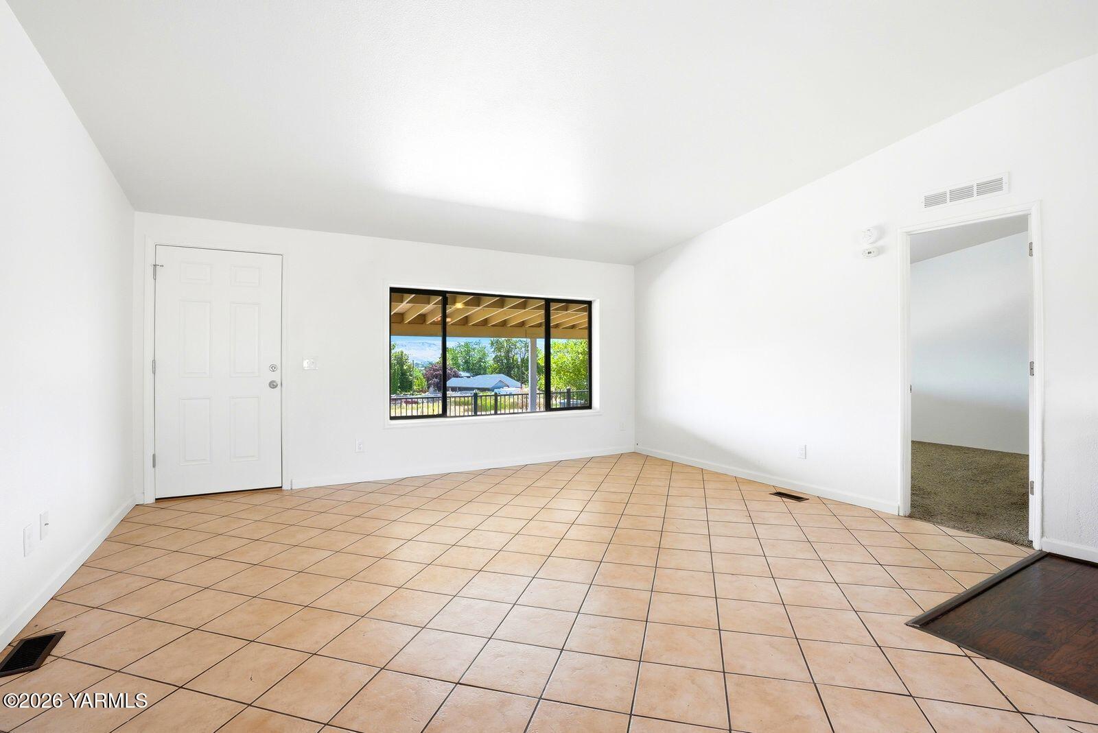 251 Buchanan Road Selah, WA 98942 - Photo 8 of 35 9 Living Room