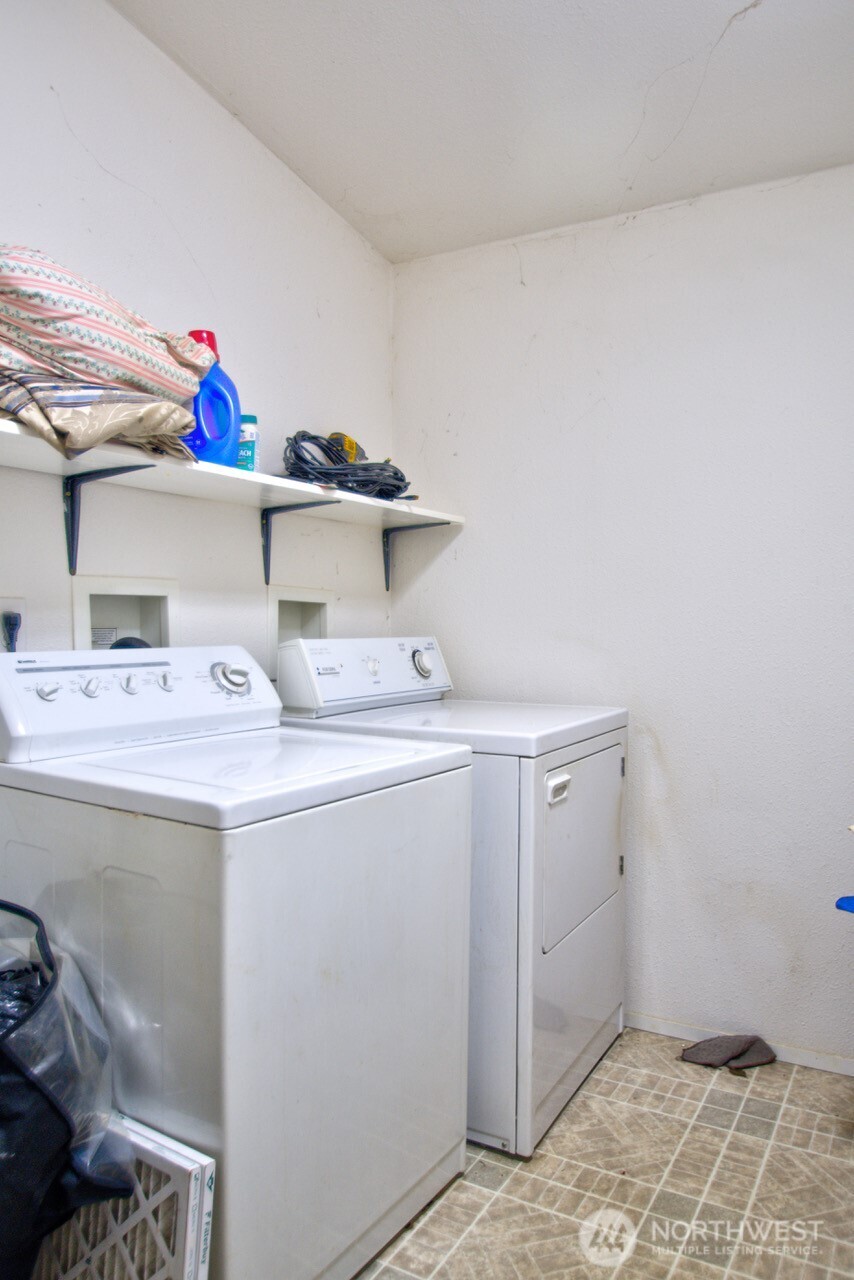 236 Tryon Road Onalaska, WA 98570 - Photo 11 of 40 a utility room with dryer and washer
