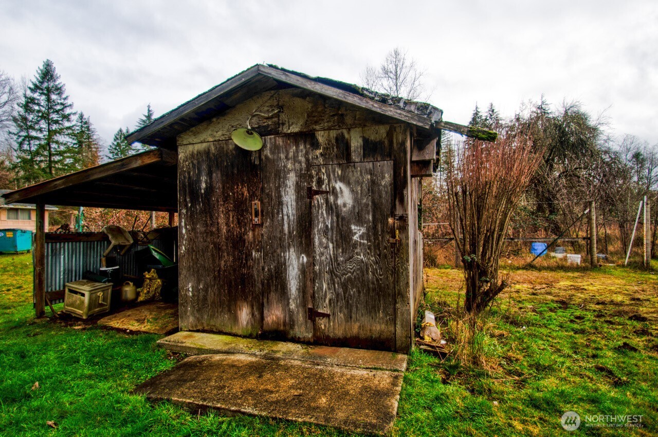 236 Tryon Road Onalaska, WA 98570 - Photo 20 of 40 a front view of a house with garden