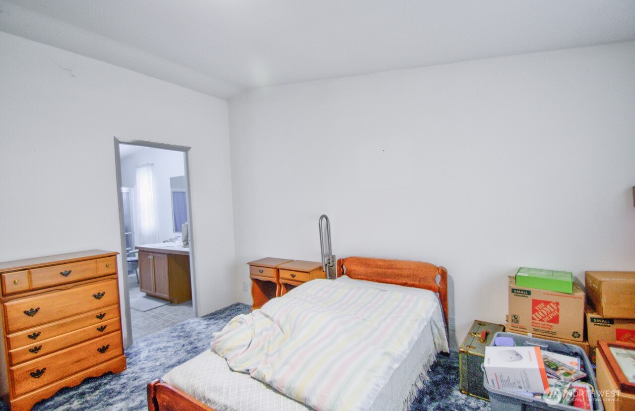 236 Tryon Road Onalaska, WA 98570 - Photo 3 of 40 a bedroom with a bed and a closet