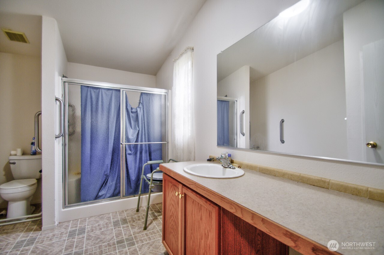 236 Tryon Road Onalaska, WA 98570 - Photo 4 of 40 a bathroom with a sink a toilet and shower