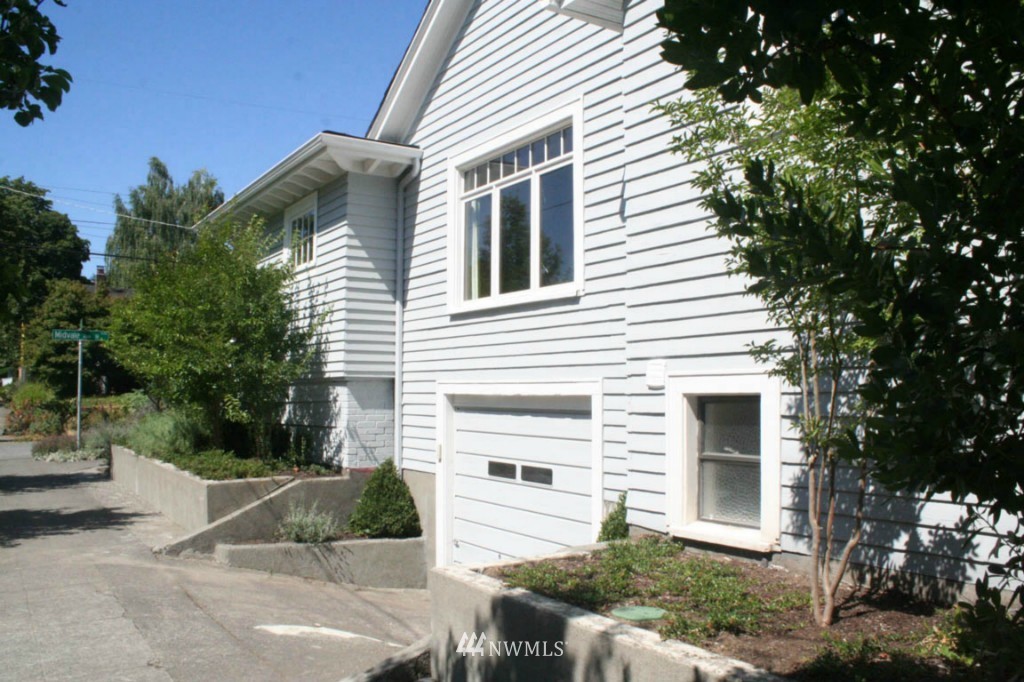 4102 Midvale Avenue North Seattle, WA 98103 - Photo 12 of 14 Gallery Image 12