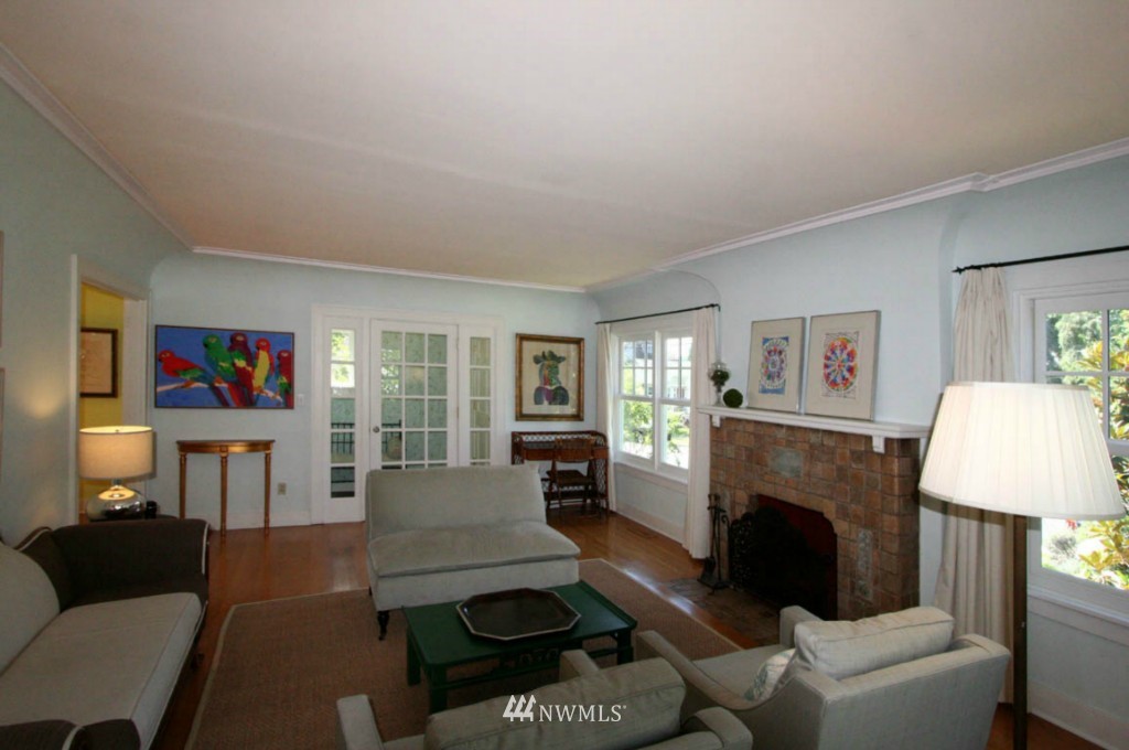4102 Midvale Avenue North Seattle, WA 98103 - Photo 3 of 14 Gallery Image 3