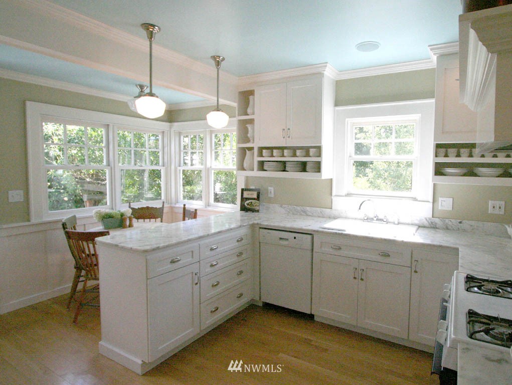 4102 Midvale Avenue North Seattle, WA 98103 - Photo 6 of 14 Gallery Image 6