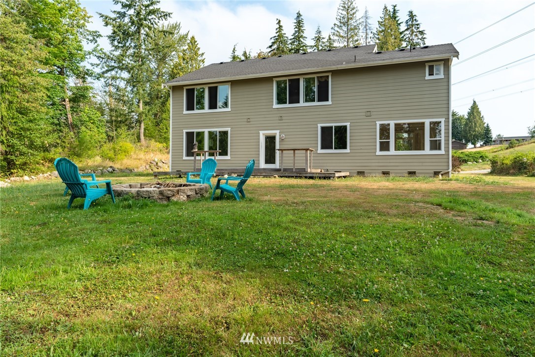 16228 Three Lakes Road Snohomish, WA 98290 - Photo 22 of 23 a backyard of a house with table and chairs