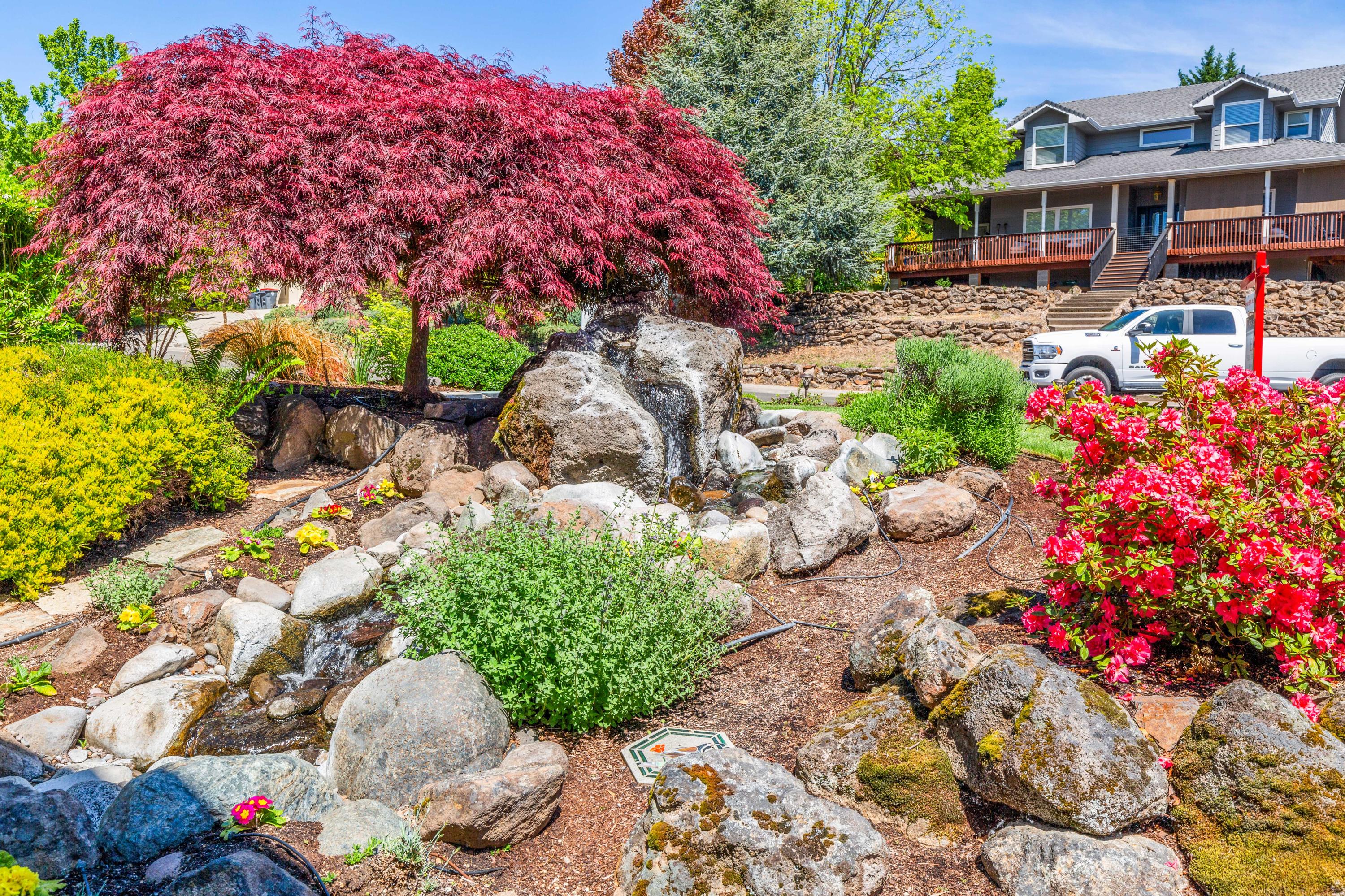 4335-4337 Murryhill Terrace Medford, OR 97504 - Photo 38 of 38 Front Landscaping
