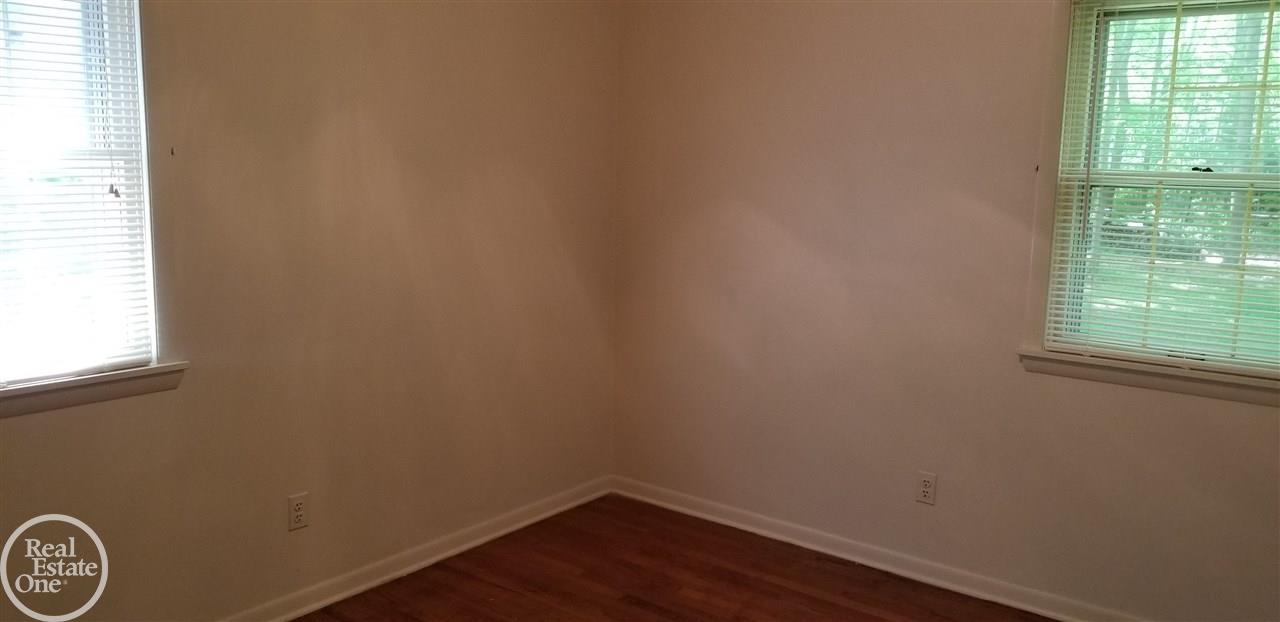 4033 Devonshire Road Fort Gratiot, MI 48059 - Photo 12 of 32 31382895-11.JPG