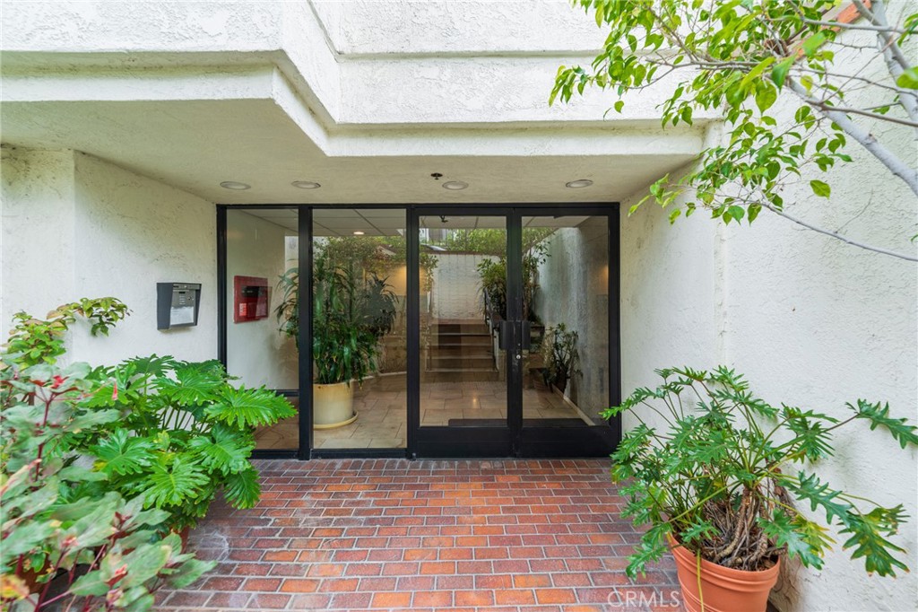 432 South Hamel Road, Unit 302 Los Angeles, CA 90048 - Photo 19 of 21 a view of a entryway door front of house