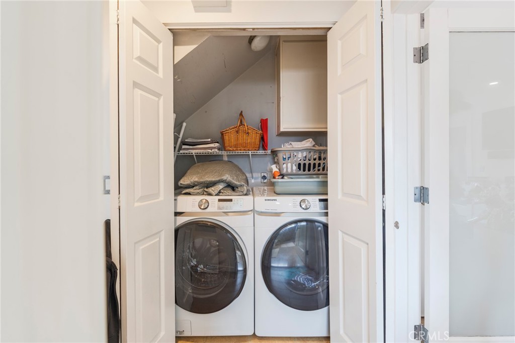 432 South Hamel Road, Unit 302 Los Angeles, CA 90048 - Photo 9 of 21 a utility room with dryer and washer