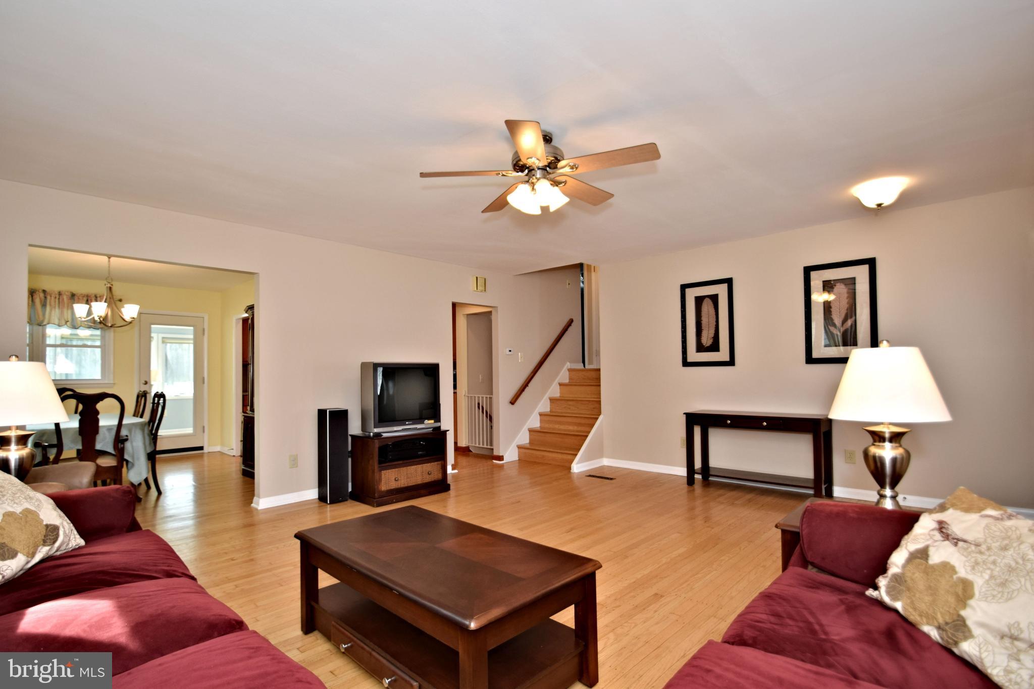 22 Red Oak Road Oreland, PA 19075 - Photo 4 of 29 Living Room