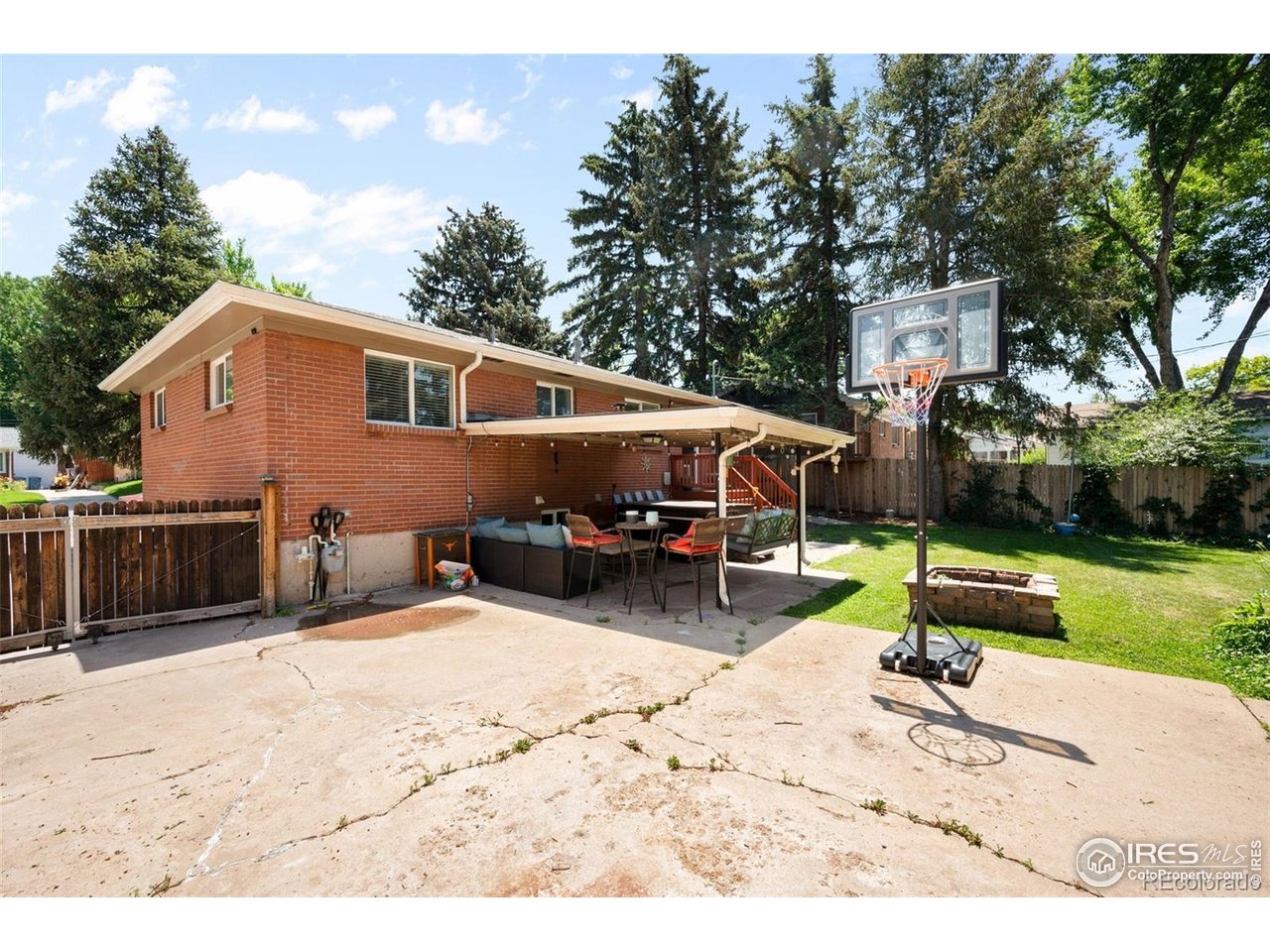 4175 South Inca Street Englewood, CO 80110 - Photo 26 of 29 a house view with a sitting space and garden