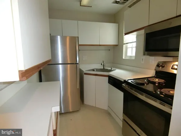 $1,875 | 1734 West Abingdon Drive, Unit 202, Alexandria, VA 22314