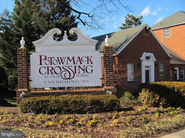 $1,875 | 1734 West Abingdon Drive, Unit 202, Alexandria, VA 22314