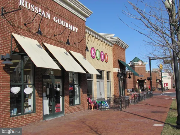 $1,875 | 1734 West Abingdon Drive, Unit 202, Alexandria, VA 22314