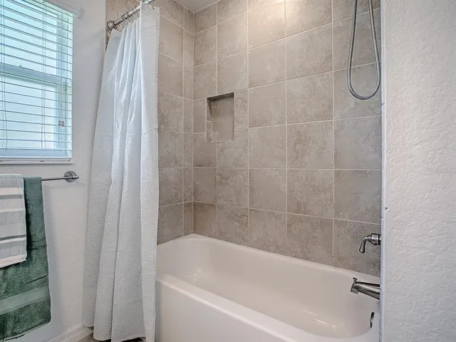 $299,900 | 10010 Lake Miona Way, Oxford, FL 34484