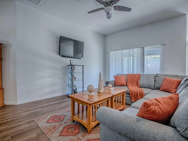 $299,900 | 10010 Lake Miona Way, Oxford, FL 34484