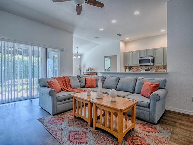 $299,900 | 10010 Lake Miona Way, Oxford, FL 34484