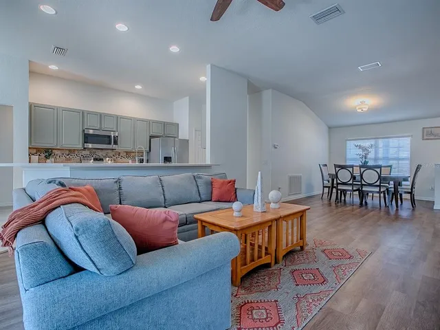 $299,900 | 10010 Lake Miona Way, Oxford, FL 34484