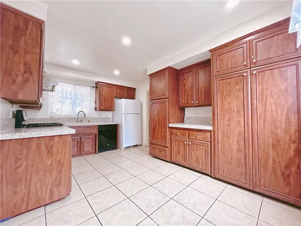 $1,900 | 942 Barbara Lane, Pomona, CA 91767
