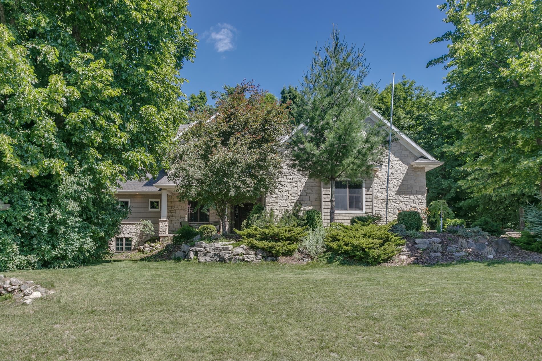 1387 Radcliff Road Neenah, WI 54956 - Photo 2 of 65