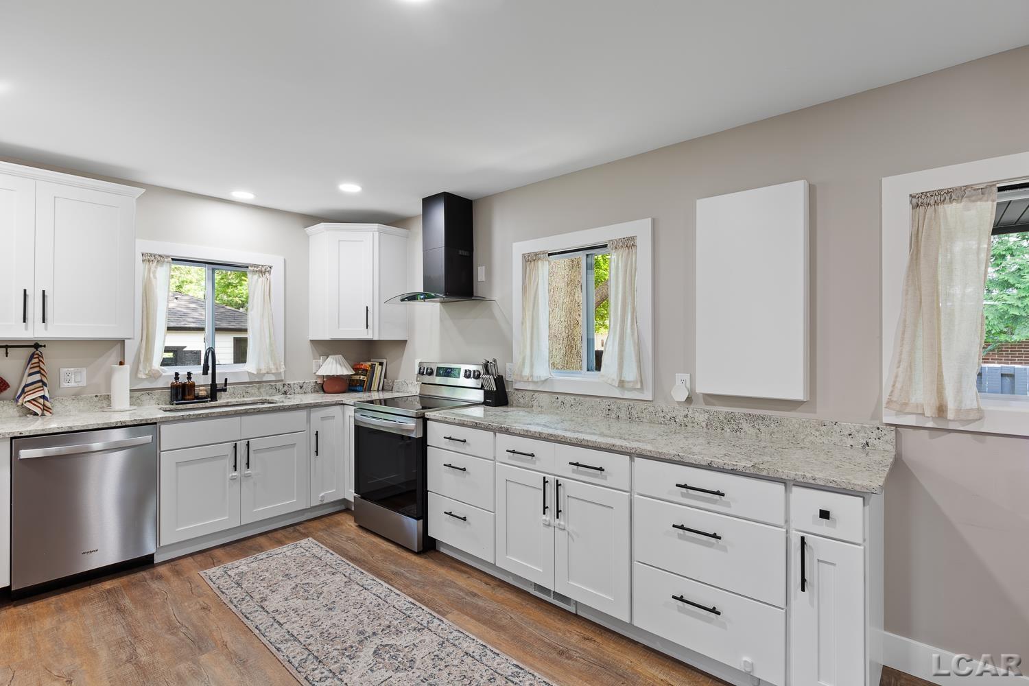 700 Sheldon Road Plymouth, MI 48170 - Photo 8 of 32 50180799-a3bf9b40-2978-4578-9071-a530f57af1cd.JPG