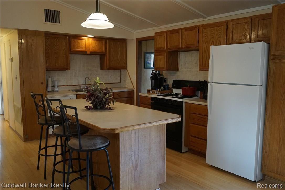 1800 South Allen Road St. Clair, MI 48079 - Photo 7 of 18 Kitchen.jpg