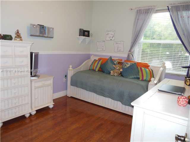 Keys Gate Homestead, FL 33035 - Photo 3 of 11 a living room with a bed and a window