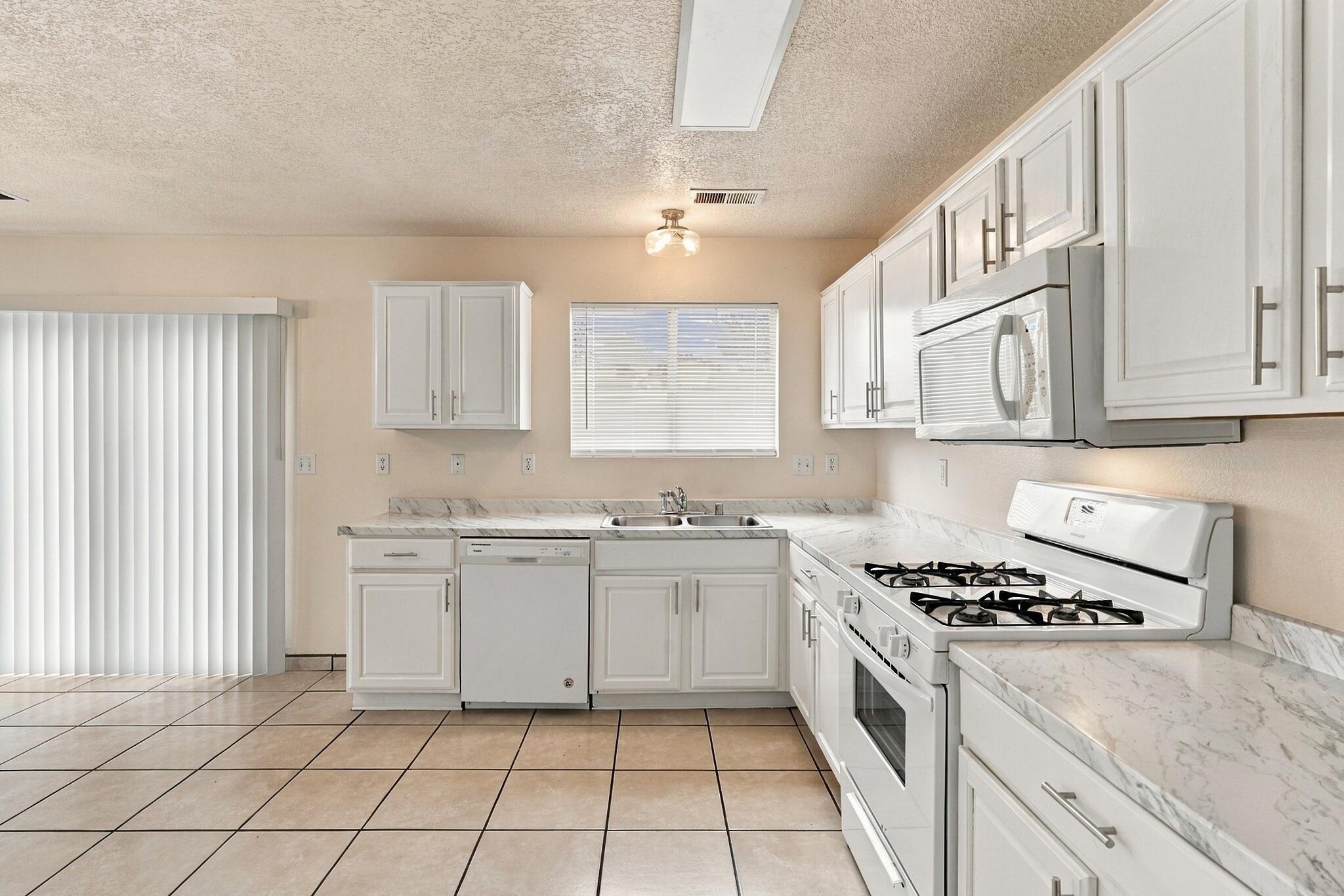 3541 Lavender Meadows Drive Northeast Rio Rancho, NM 87144 - Photo 8 of 39 Gallery Image 8