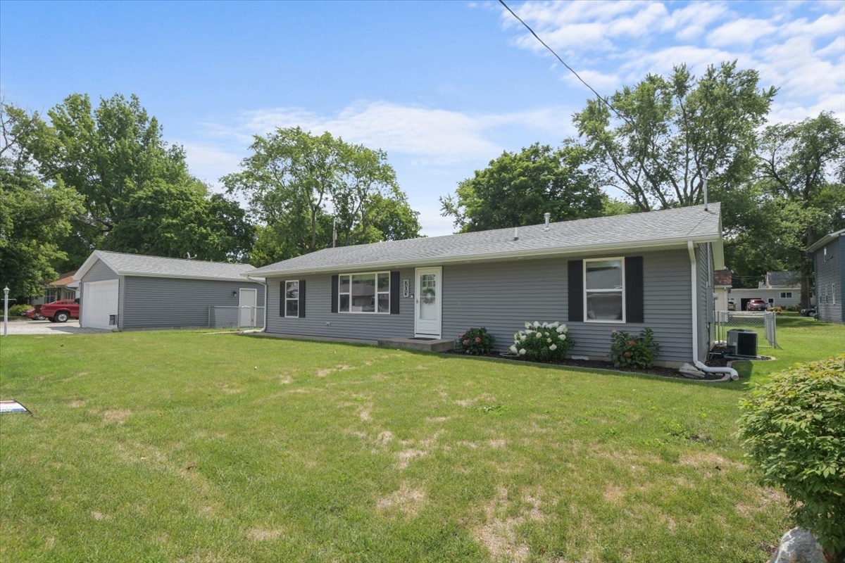 205 East North Line Road Tuscola, IL 61953 - Photo 2 of 18