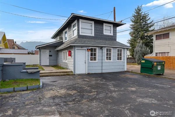 a view of a house with a back yard