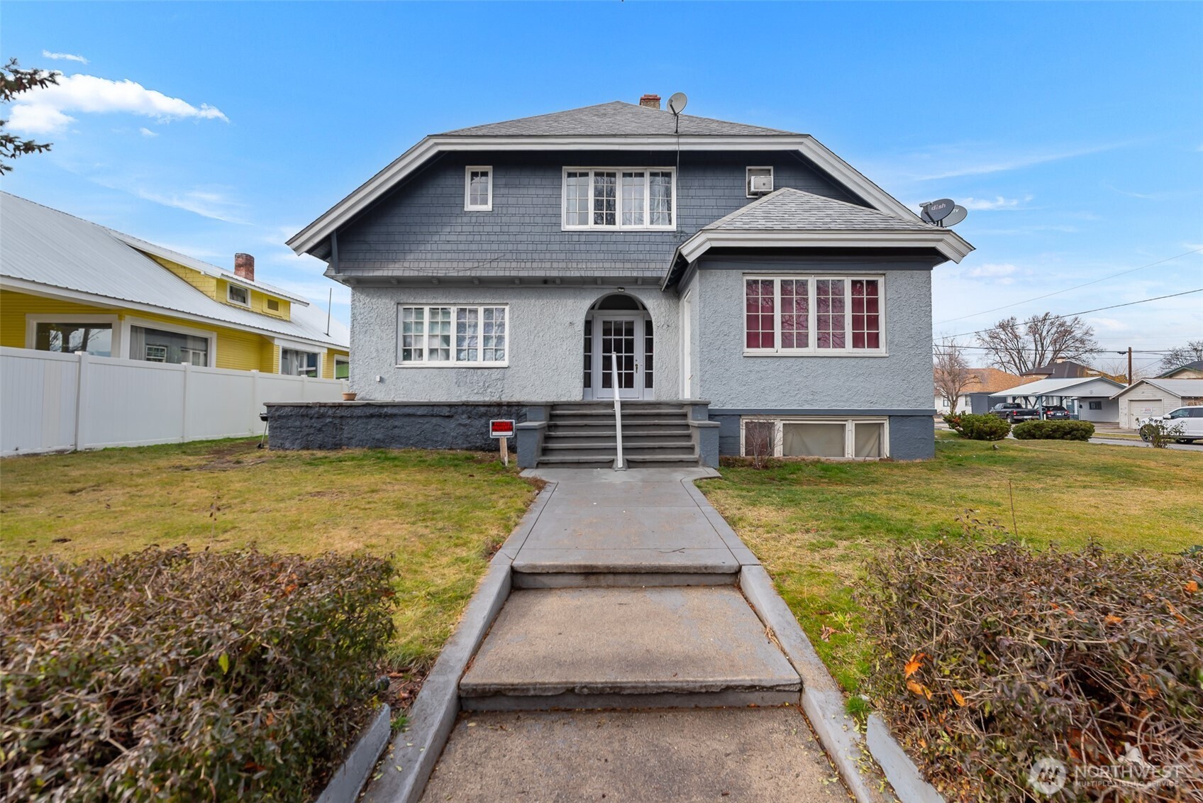 600 Douglas Street Wenatchee, WA 98801 - Photo 4 of 40 a front view of a house with garden