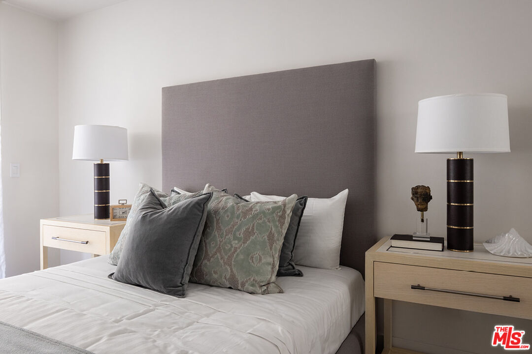 411 South Hamel Road, Unit 405 Los Angeles, CA 90048 - Photo 12 of 15 a bedroom with a bed and a lamp