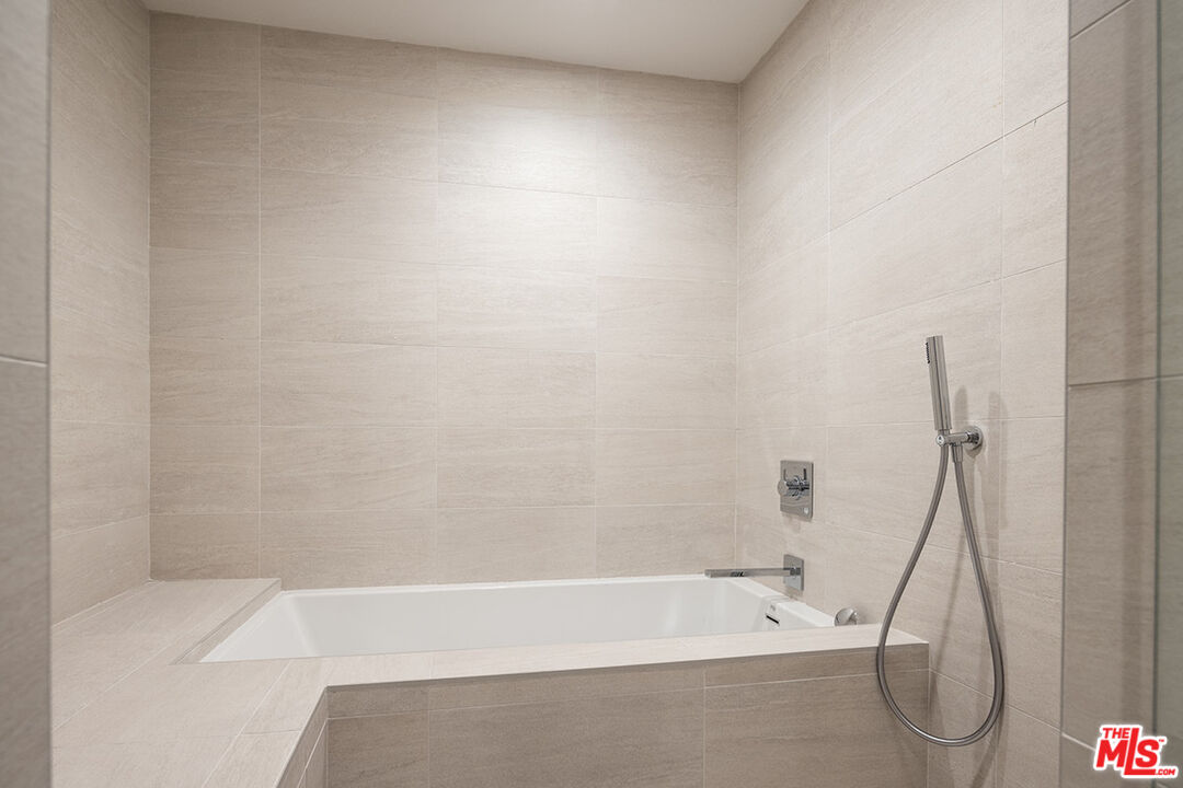 411 South Hamel Road, Unit 405 Los Angeles, CA 90048 - Photo 10 of 15 a bathroom with a bathtub