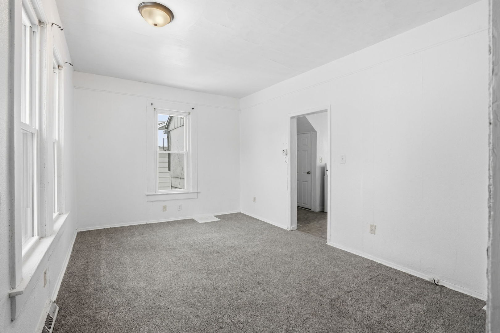 1306 17th Street Moline, IL 61265 - Photo 5 of 14 an empty room with windows