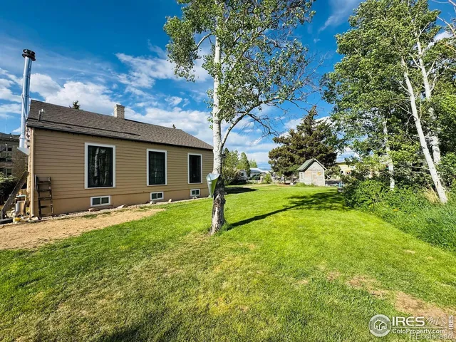 a view of backyard of the house