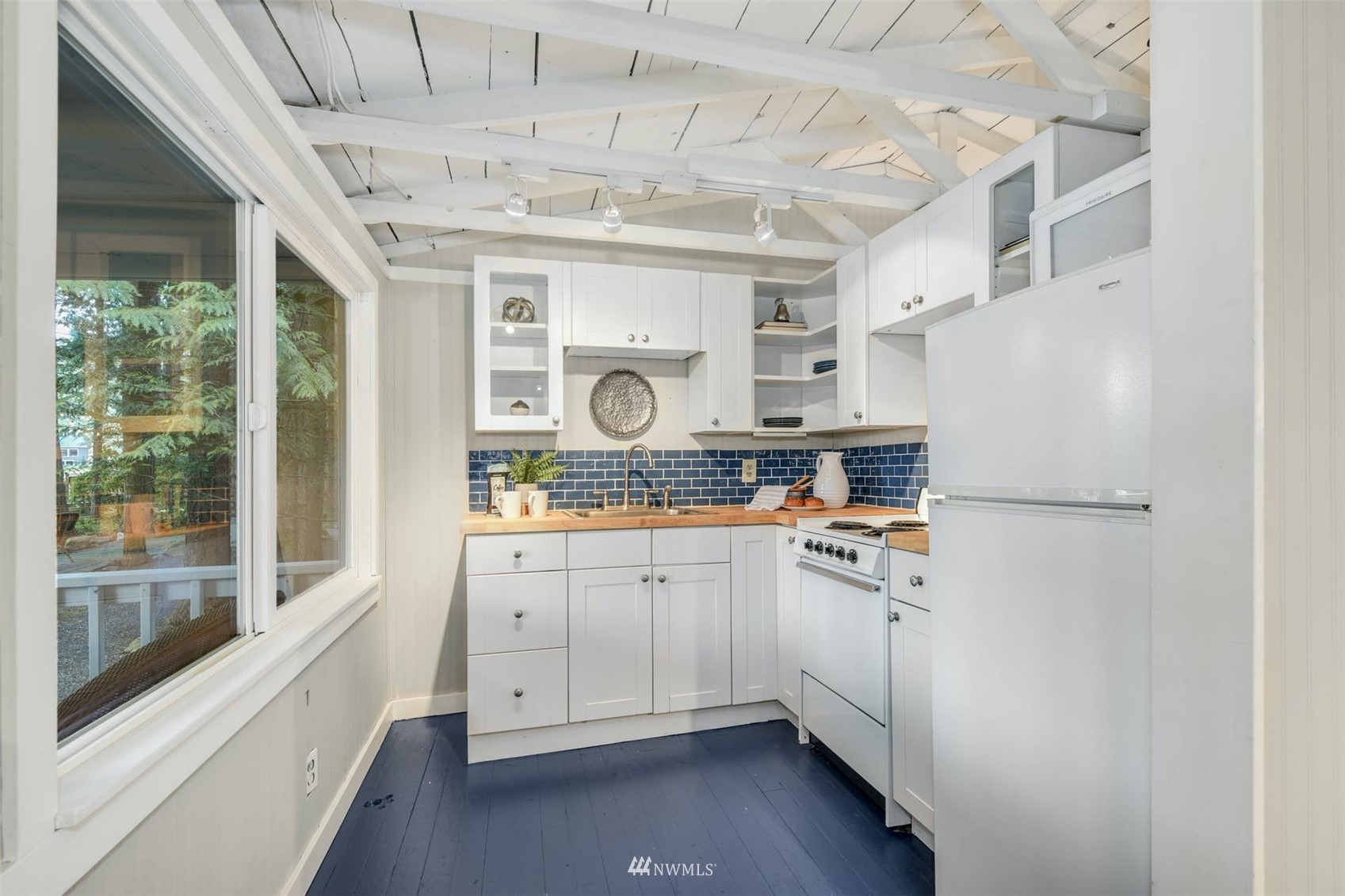 7327 Lake Alice Road Southeast Fall City, WA 98024 - Photo 20 of 35 a kitchen with stainless steel appliances granite countertop a refrigerator and a stove