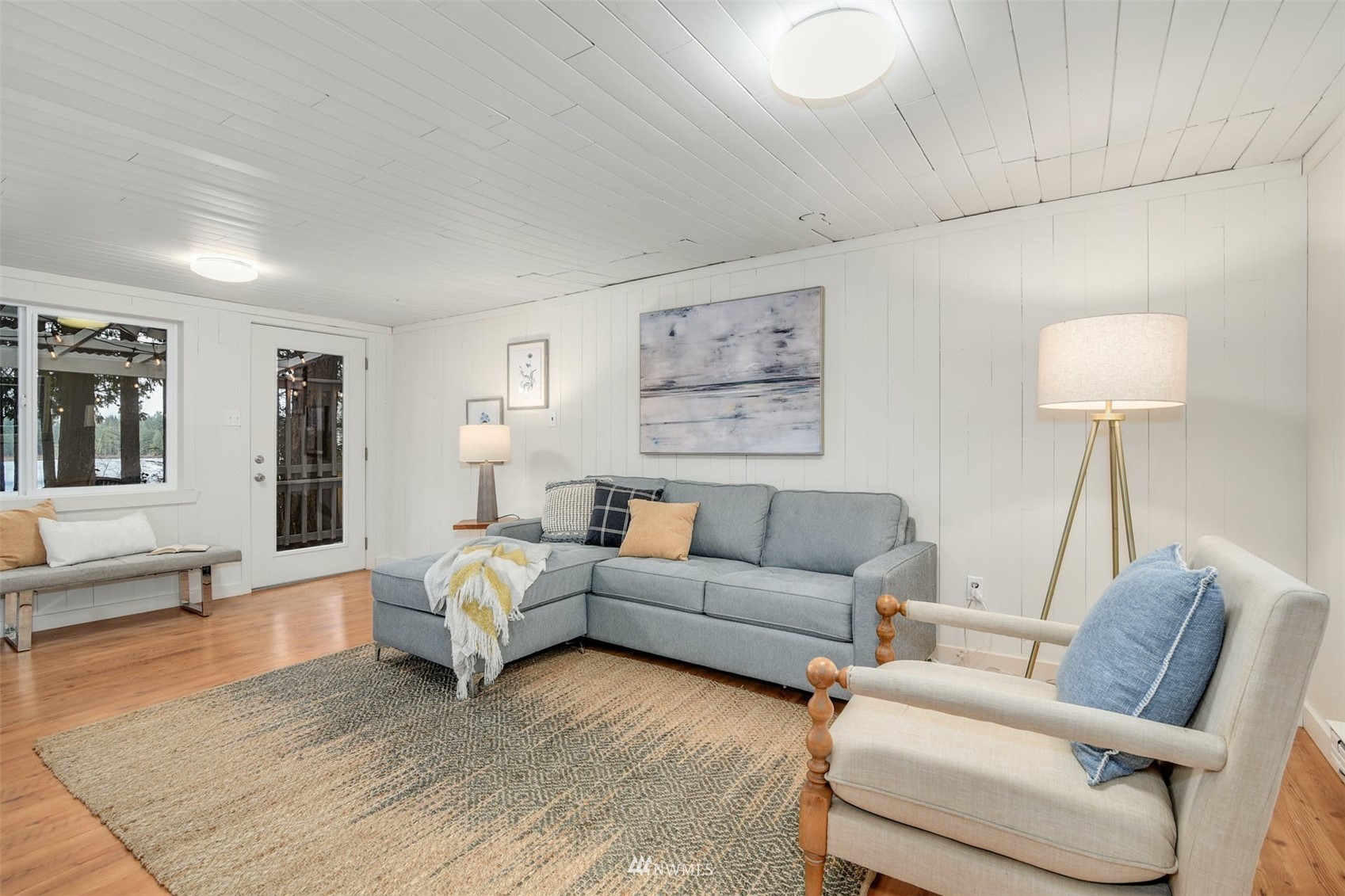 7327 Lake Alice Road Southeast Fall City, WA 98024 - Photo 5 of 35 a living room with furniture