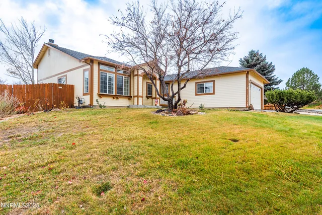 a view of a yard with a house