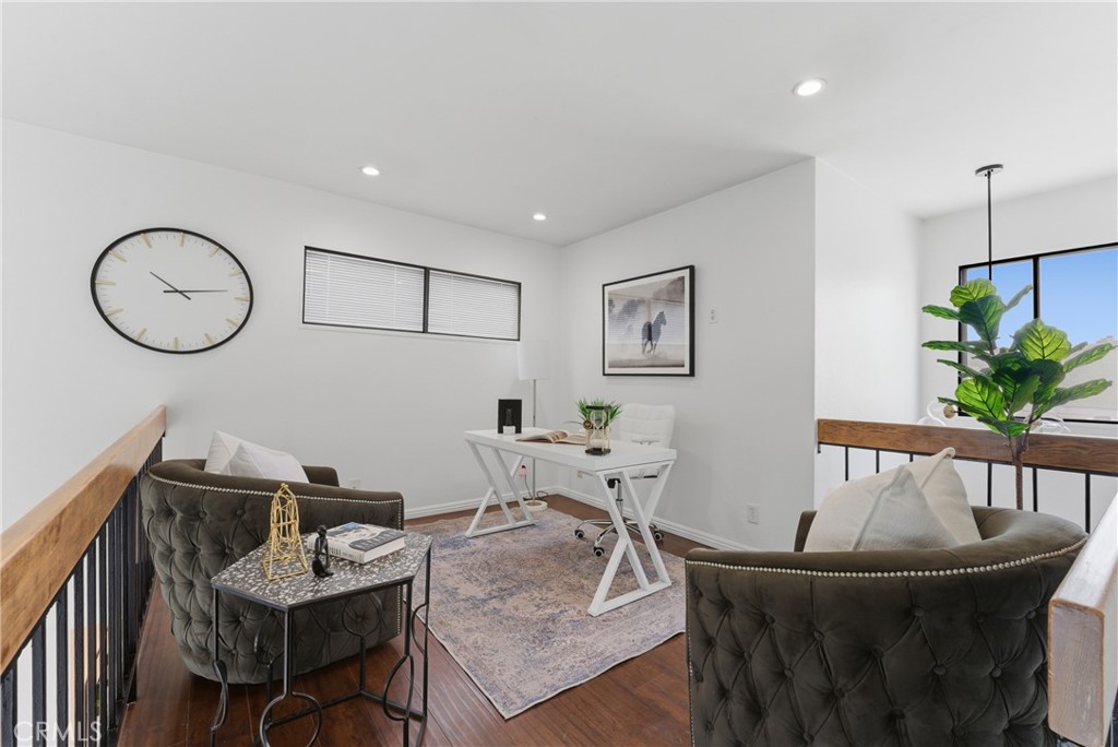 8180 Manitoba Street, Unit 330 Playa del Rey, CA 90293 - Photo 24 of 31 a living room with furniture and a potted plant