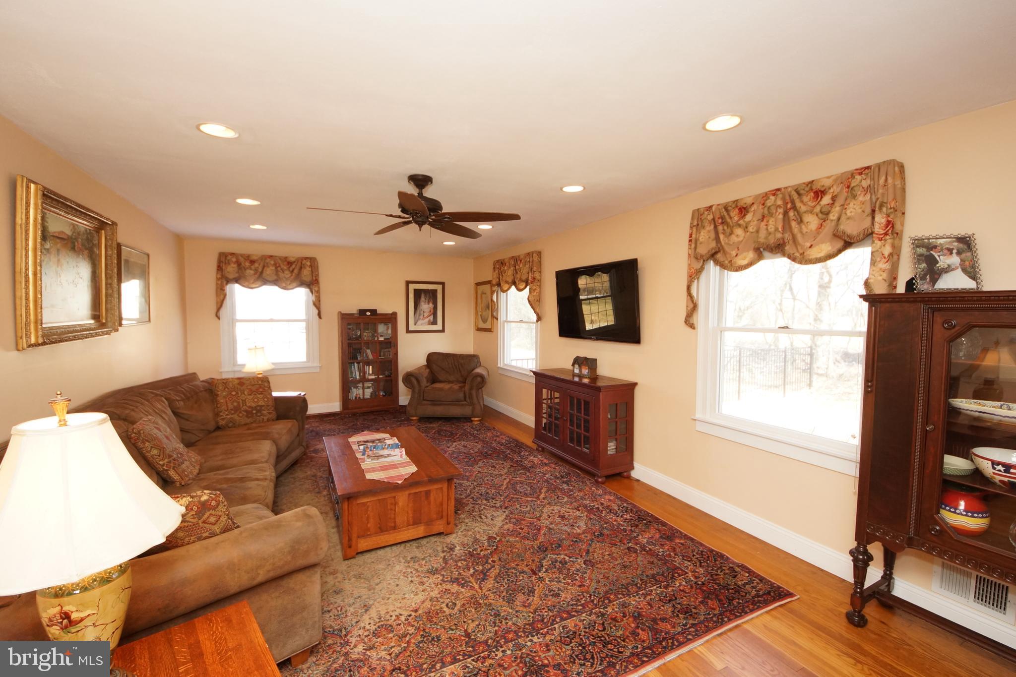 211 Sharon Road Robbinsville, NJ 08691 - Photo 3 of 26 Living Room