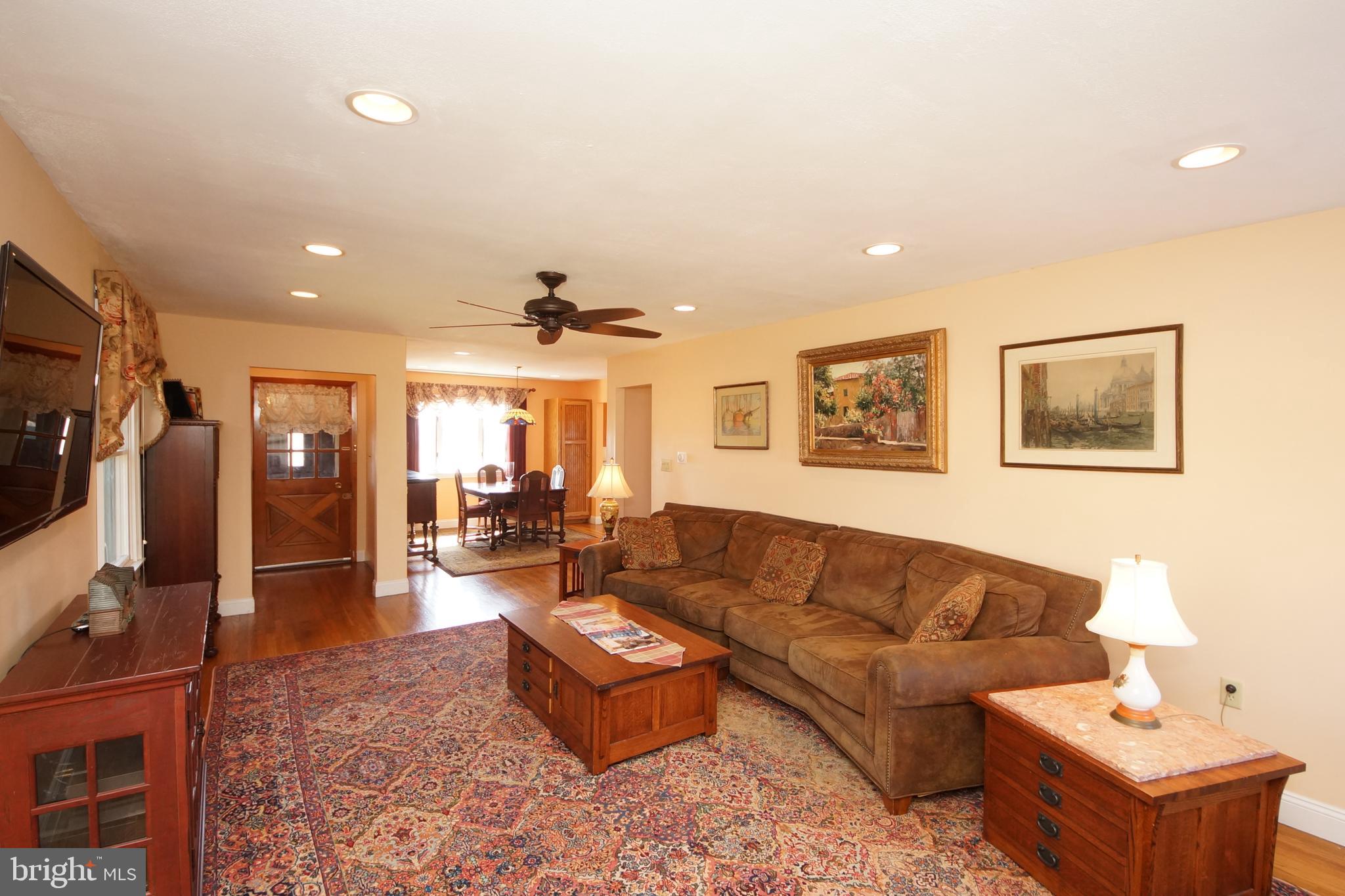 211 Sharon Road Robbinsville, NJ 08691 - Photo 4 of 26 Living Room