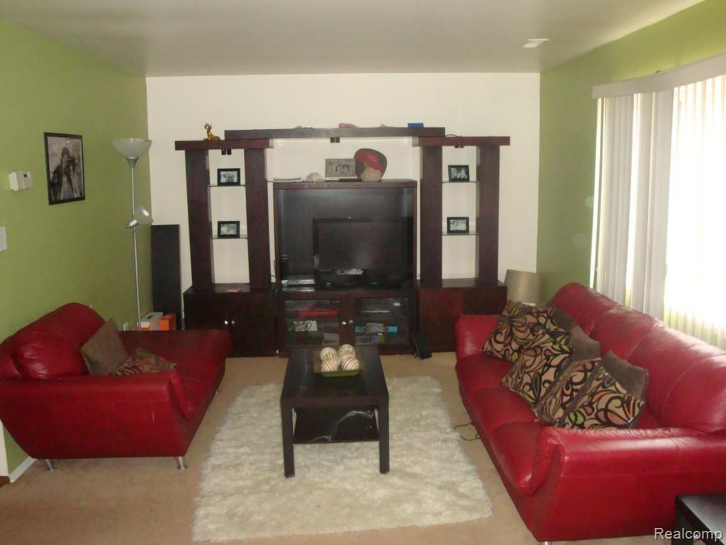 527 East University Drive, Unit 85 Rochester, MI 48307 - Photo 7 of 10 Living Room
