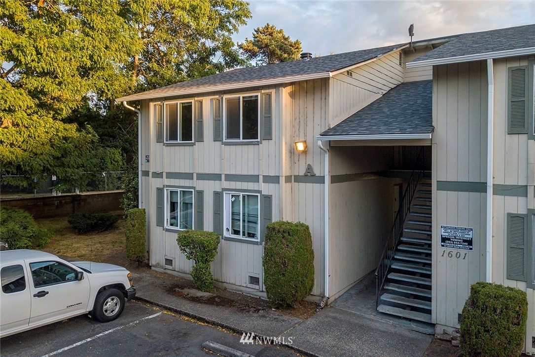 1601 Maple Lane, Unit A2 Kent, WA 98030 - Photo 4 of 27 a view of a car park in front of house