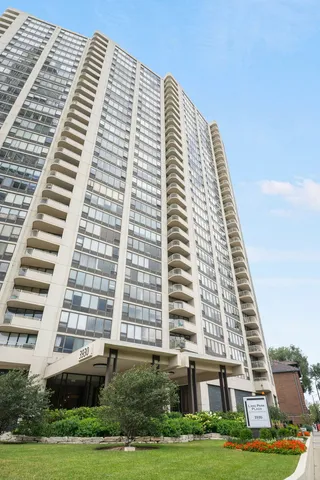 $180,000 | 3930 North Pine Grove Avenue, Unit 1606, Chicago, IL 60613