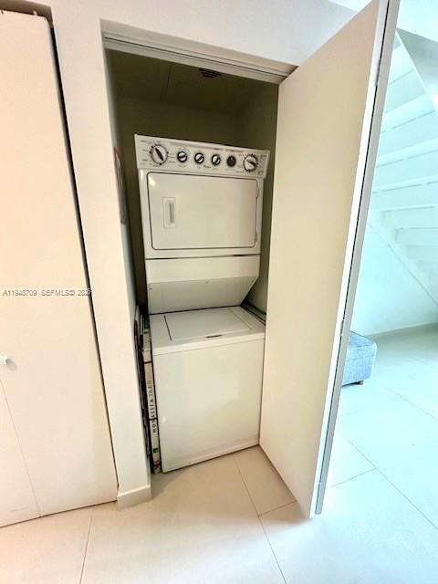 253 Northeast 2nd Street, Unit 421 Miami, FL 33132 - Photo 9 of 15 a utility room with dryer and washer